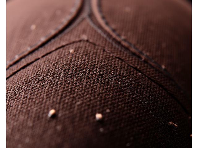 Détail de couture sur un tissu avec des motifs géométriques subtils