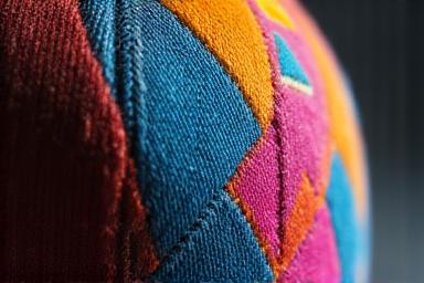 Casquette avec des motifs abstraits artistiques brodés